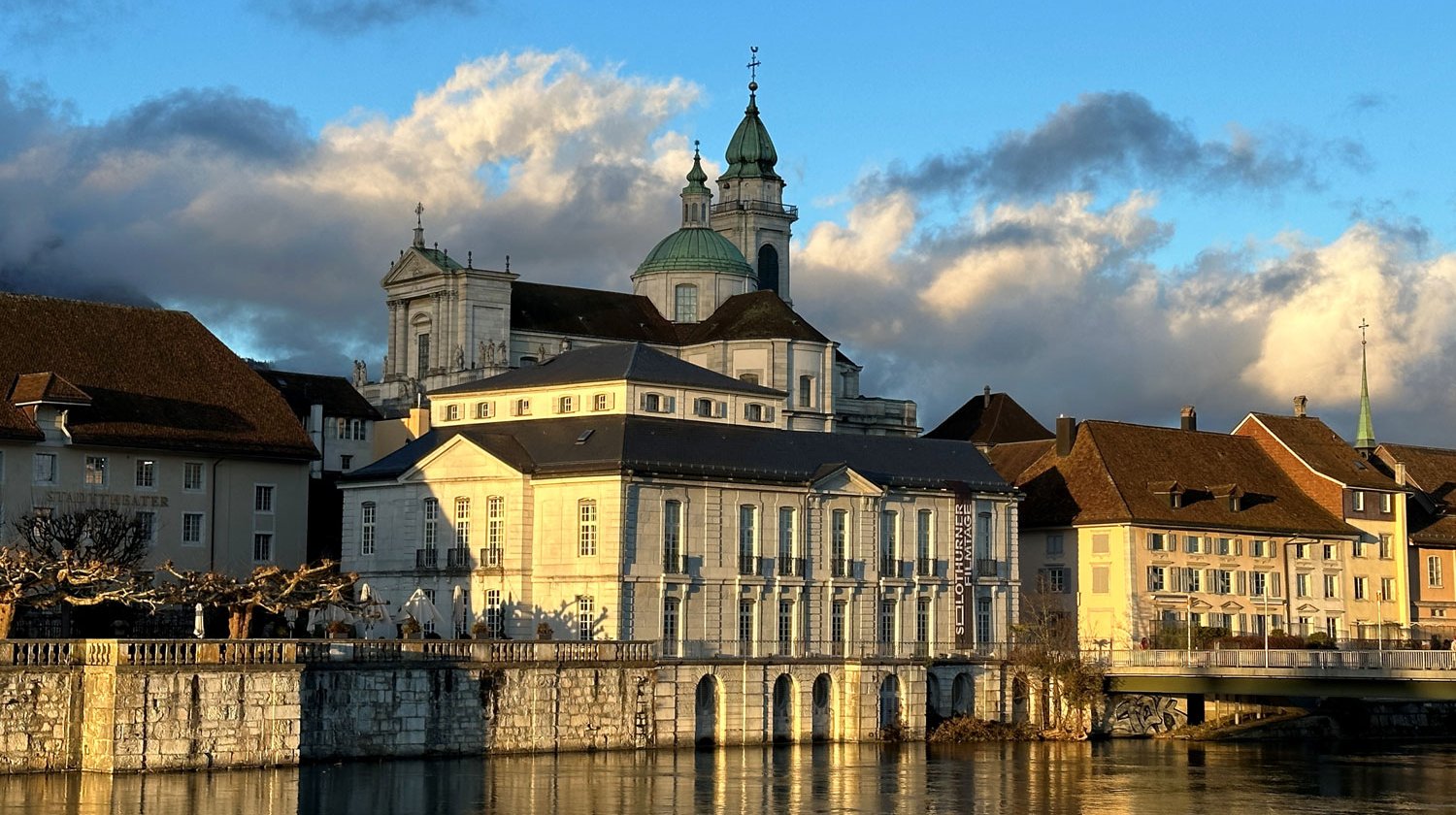 Das Museum befindet sich im Palais Besenval in Solothurn, direkt an der Aare.